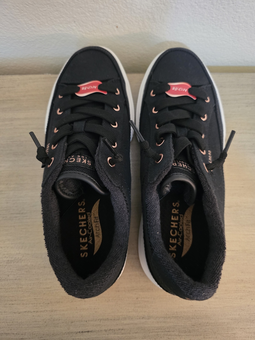 WOMEN'S Skechers Black Low Top Sneakers SIZE 6 - Picture 5 of 6